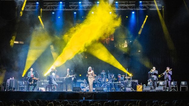 Storm Large, vocea Pink Martini, dezvăluie emoțiile primei interpretări în România a celebrei melodii „Până când nu te iubeam”