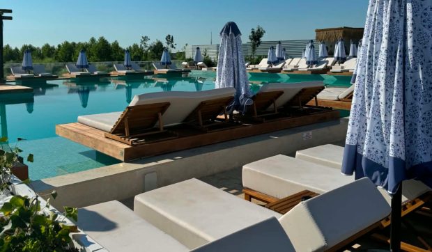Tarifarea accesului la piscinele din marile orașe românești în vara lui 2026: De la opțiuni accesibile la servicii VIP de lux