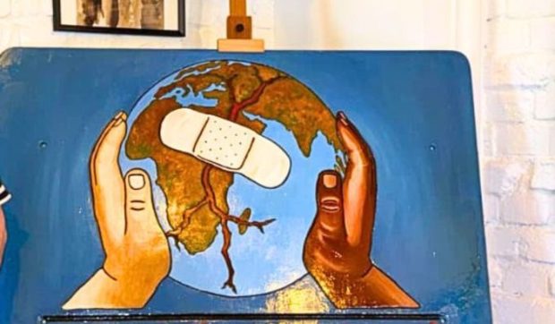 Placa emblematică „Heal The World” a lui Michael Jackson din București, restaurată și pregătită pentru reamplasare lângă Arcul de Triumf