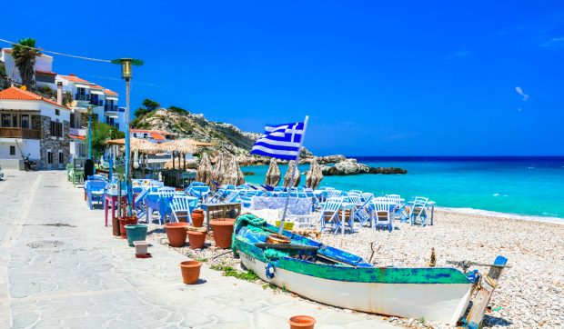 Grecia introduce reguli stricte pentru plaje și închirieri turistice în sezonul 2026
