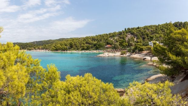Români în vacanță în Halkidiki, ținta hoților: 750 de euro furați din mașină lăsată descuiată la plajă