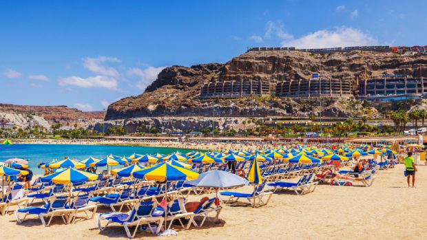 Plajele spaniole se digitalizează: turiștii pot rezerva servicii și echipamente direct de pe telefon