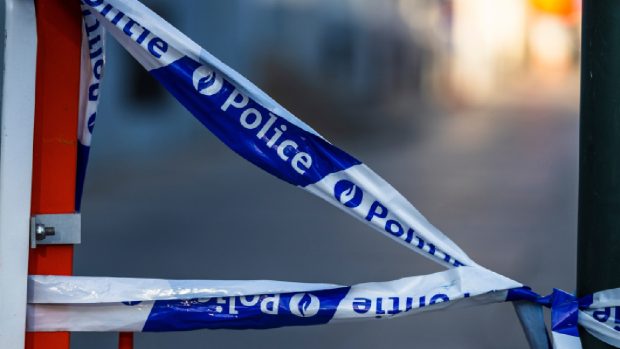 Un român care și-a dus soția la spital, în Belgia, după ce a găsit-o dimineață în pat fără suflare, a fost arestat și a recunoscut că seara „i-a dat o bătaie”