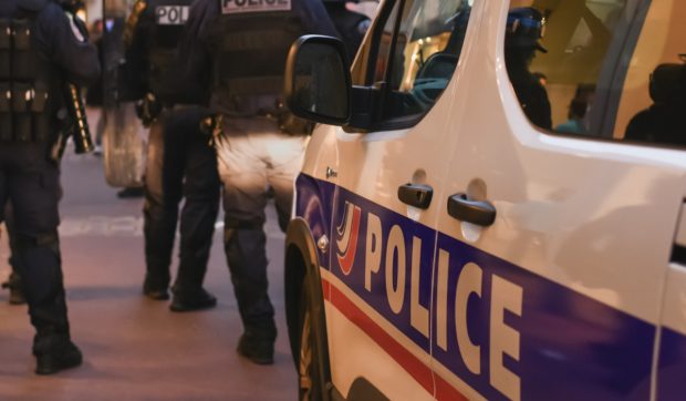 Poliția din Nantes descoperă o situație șocantă după ce oprește un șofer fără permis al unui autoturism fumegând și supraîncărcat