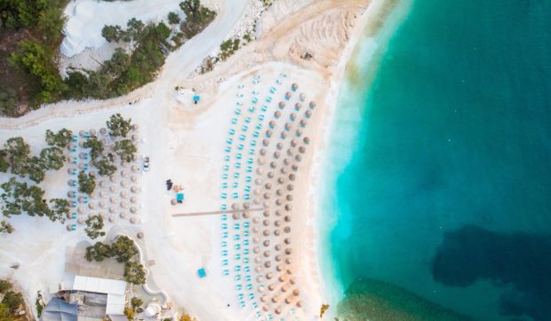 Plaja Porto Vathy din Thassos revine în atenția turiştilor români cu acces gratuit și aspect natural în 2026