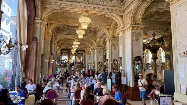 New York Café din Budapesta: O bijuterie arhitecturală ce atrage turiști din toată lumea, în ciuda cozii de peste o oră