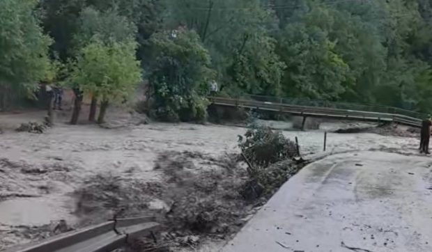 Cum a arătat viitura din Prahova care a blocat sute de oamen