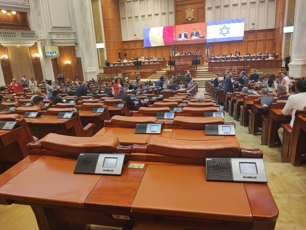 Comemorarea pogromului de la Iași în Parlamentul României: prezență redusă, proteste anemice și selfie-uri