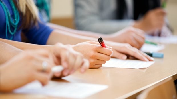 Haos și nemulțumiri în timpul Evaluării Naționale 2026: profesorii acuza blocaje majore și ore îndelungate de așteptare din cauza platformei defectuoase