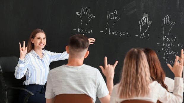 Universitatea din București inaugurează primul curs postuniversitar de interpretare în limba semnelor române