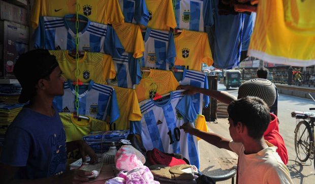 Cât costă tricourile contrafăcute de la Mondial, l