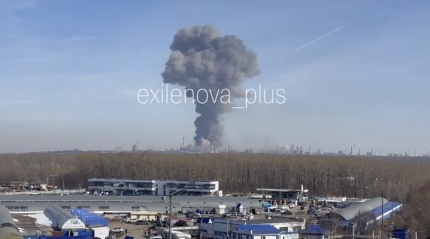 Atac cu drone revendicat către Ucraina provoacă incendii majore în infrastructura strategică rusă