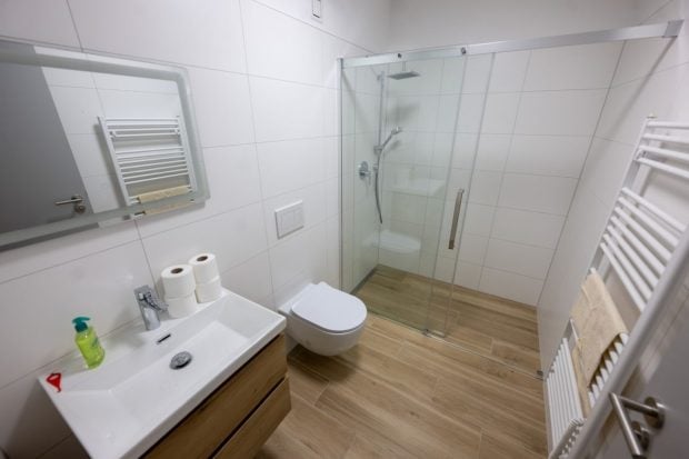 Cum să transformi baia într-un spațiu elegant cu trucuri simple de renovare