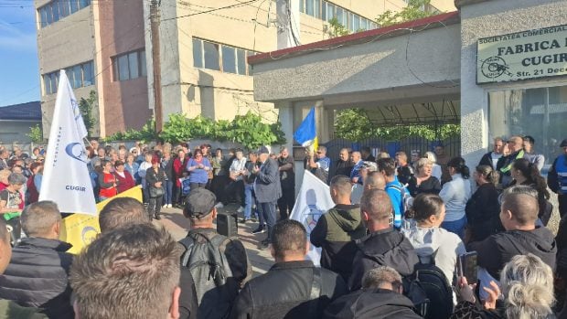 Grevă generală la Fabrica de Arme Cugir. Angajații, nemulțumiți de salariile mici, conducerea negociază cu reprezentanții unei firme germane
