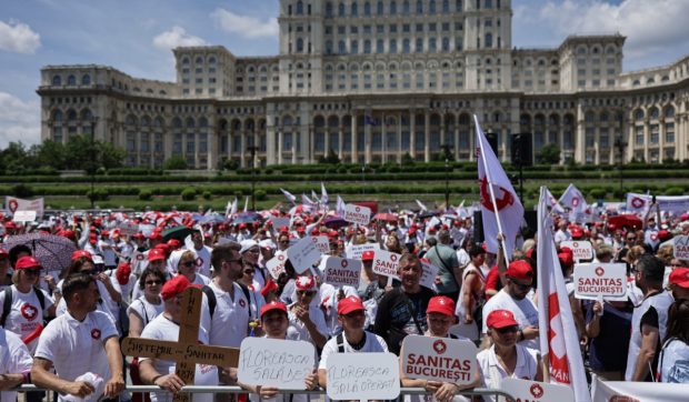 Protest SANITAS în București împotriva noii legi a salarizării. Mii de sindicaliști din toată țara sunt în Piața Constituției din Capitală