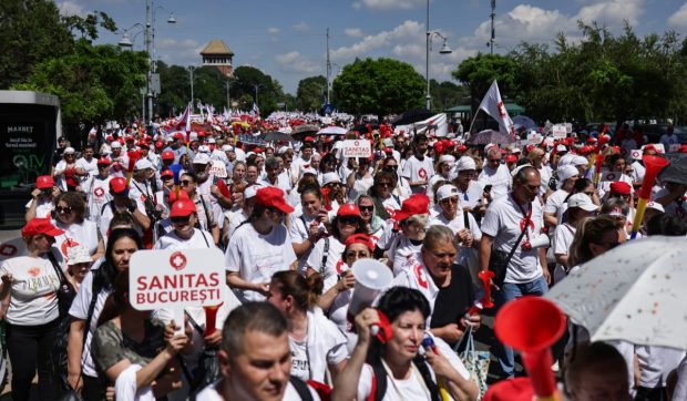 Angajații din sănătate, industrie și administrație protestează în România față de modificările legii salarizării