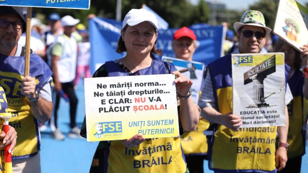 Profesorii protestează la Parlament și cer anularea măsurilor de austeritate din educație: riscul pensionării anticipate crește din cauza noilor reguli salariale