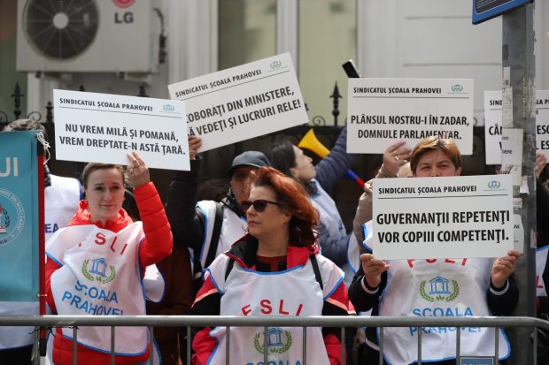 Sindicatele din Educație organizează un miting la Parlament pentru anularea Legii Bolojan și prezintă peste 160.000 de semnături