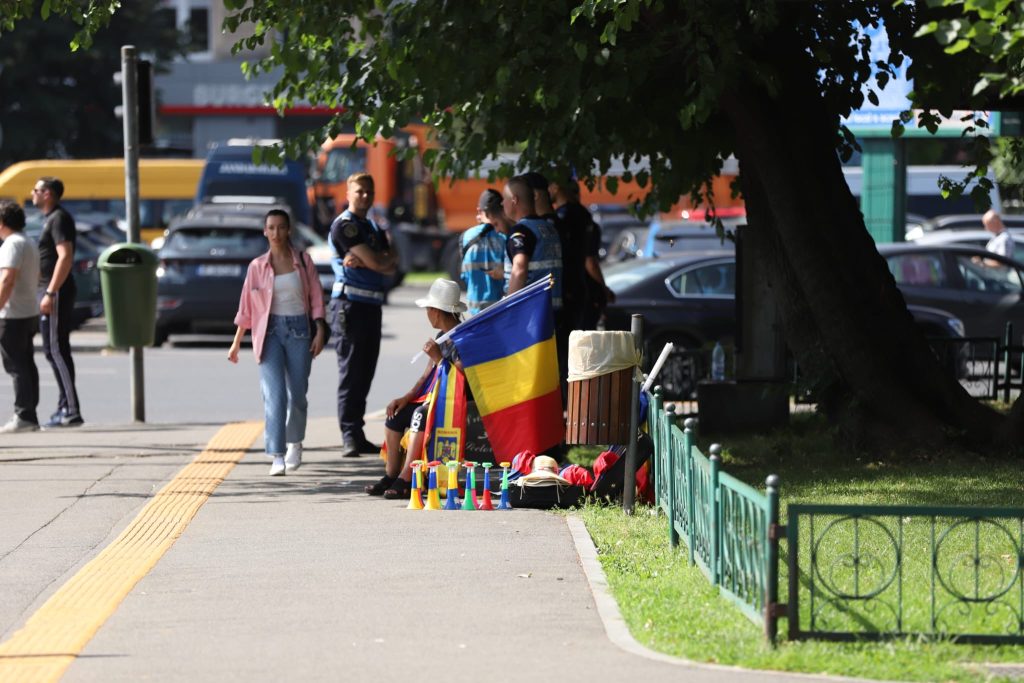 O tarabă cu vuvuzele și steaguri, langa care stau niste jandarmi - protest educatie 17 iunie 2026
