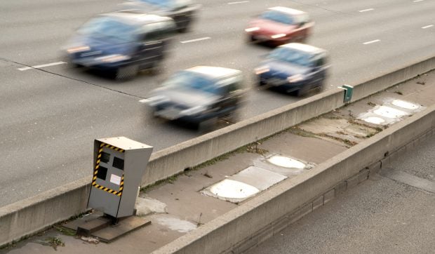 Radarul care prinde 13 șoferi pe oră și a strâns a