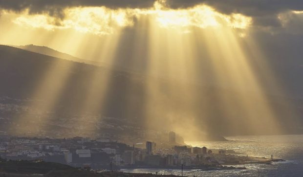Inovație japoneză: materialul care transformă lumina solară în radiații UV pentru purificarea aerului și energie eficientă