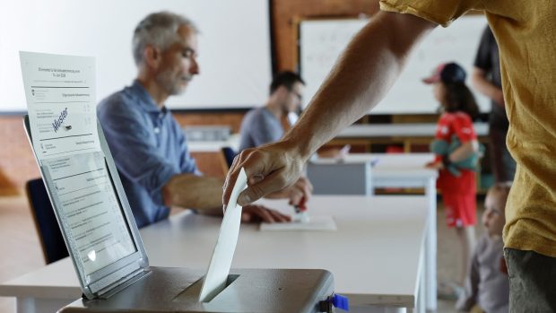 Elvețienii resping propunerea de limitare a populației la 10 milioane, angajatorii primesc vești bune