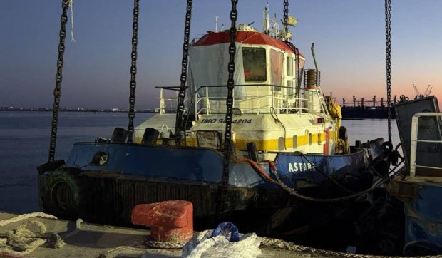Remorcherul Astana ridicat din mare și adus în Portul Midia, în urma unei tragedii cu doi marinari încă dispăruți