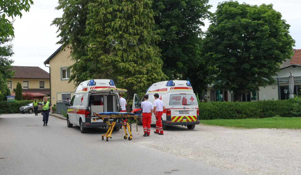 Poza pentru articolul Muncitori români care nu purtau hamuri de siguranță au căzut de la 8 metri înălțime când montau un panou fotovoltaic, în Austria