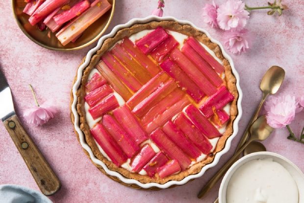 Rubarba, leguma aromată care dă savoare deserturilor clasice și rafinate