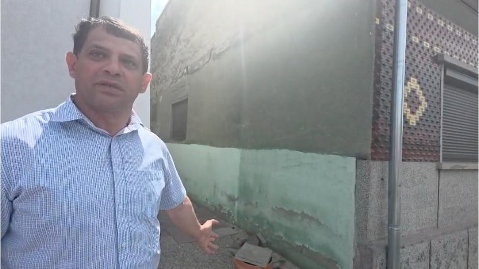 O româncă plecată la muncă în străinătate acuză primăria, cu care este vecină, că i-a umplut locuința de igrasie: „Tot ce am câștigat am investit în casă”. Explicația primarului