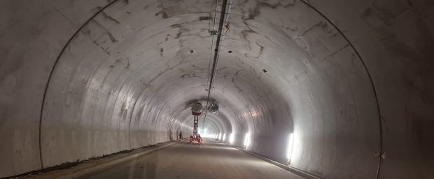 Progres remarcabil pe secțiunea 4 a Autostrăzii Sibiu-Pitești: tunelul Momaia aproape finalizat cu beton rutier pe întreaga lungime