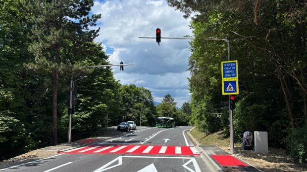 Semaforul radar de pe Drumul Poienii din Brașov, o măsură inteligentă pentru siguranța șoferilor și pietonilor
