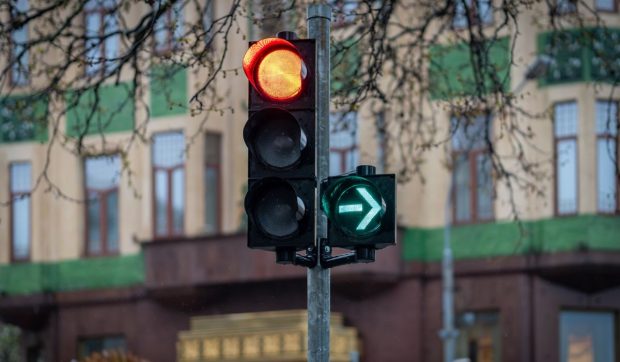 Reguli și sancțiuni pentru virajul la dreapta pe verde intermitent: ce trebuie să știi în 2026