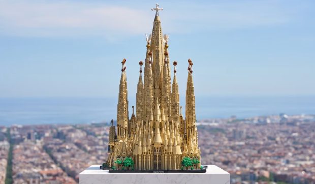Lego prezintă o machetă impresionantă a Catedralei Sagrada Família, formată din peste 12.000 de piese