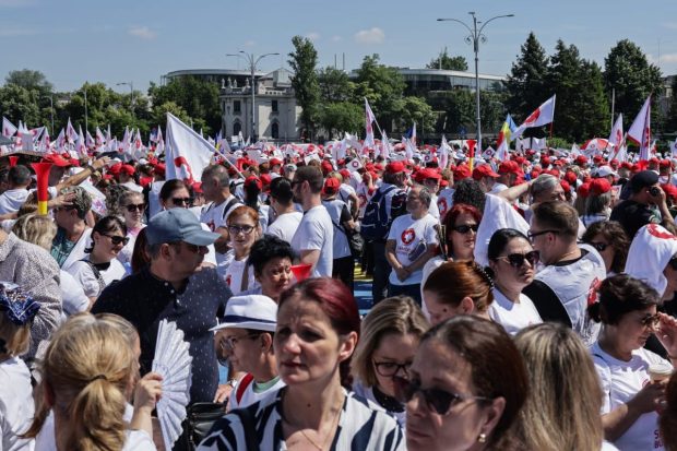 Mii de angajați din sănătate protestează la București față de noile modificări ale legii salarizării