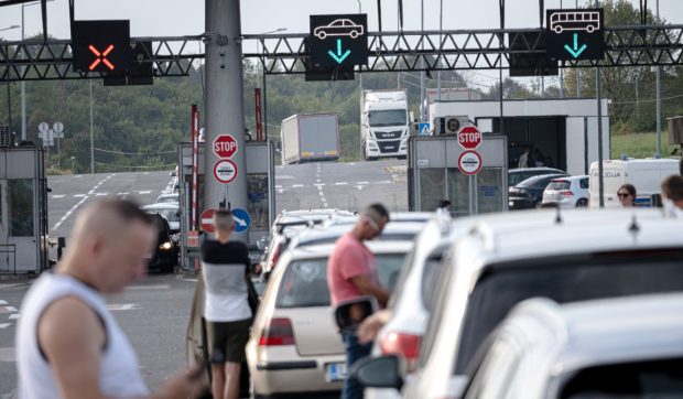 Șofer italian amendat dur în Croația pentru nedeclararea a 65.000 de euro ascunși într-un autoturism înmatriculat în România