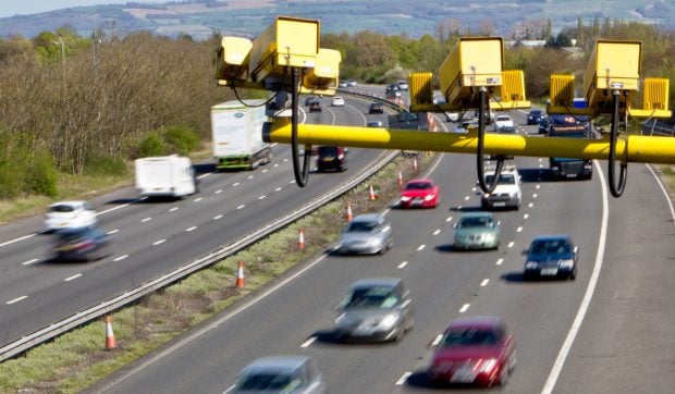 Șofer amendat repetat de același radar din Bruxelles, denunță semnalizarea confuză și acuza practici abuzive