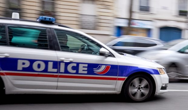 Un șofer român a refuzat să oprească la control, a fugit și a fost împușcat de polițiști, în Franța. Doi agenți au ajuns la spital în stare de șoc