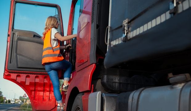 O tânără cu salariu de nici 5 euro pe lună a emigrat, s-a fă