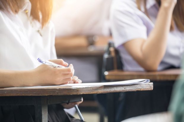 Bacalaureat 2026: Elevii susțin astăzi examenul scris la Chimie, proba E.d)