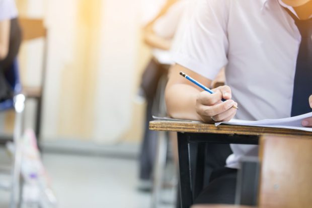 Bacalaureat 2026: Astăzi se desfășoară proba scrisă la Fizică pentru elevii de clasa a XII-a