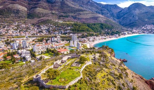 Sutomore, perla accesibilă a Adriaticii: vacanțe low-cost la malul mării