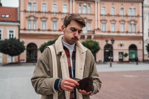 România, Campioană UE la Sărăcia Extreemă în Rândul Tinerilor și Abandon Școlar