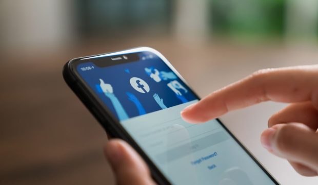 Doi cetățeni români condamnați pentru amenințări grave adresate unui demnitar și magistraților pe Facebook