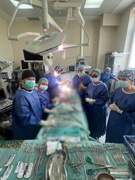 Record absolut în transplant reușit de prof. dr. Vlad Brașoveanu: un copil de numai 11 luni a primit ficatul tatălui său