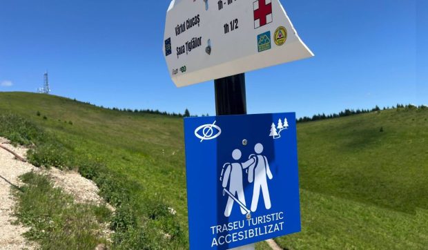 România deschide primul traseu montan accesibil persoanelor nevăzătoare în Masivul Ciucaș