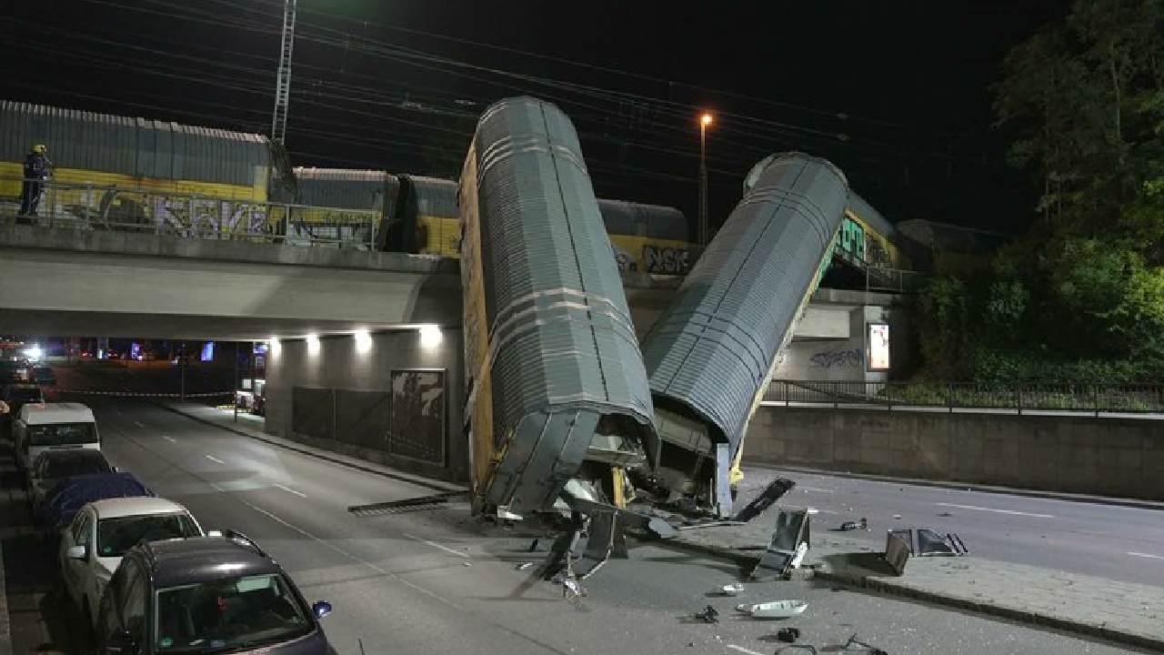 Poza pentru articolul Un tren de marfă a căzut de pe un pod direct pe șosea, după ce s-a ciocnit cu un alt tren. O persoană a murit, în München