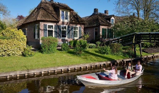 Giethoorn, satul olandez fără mașini care fascinează un milion de turiști anual