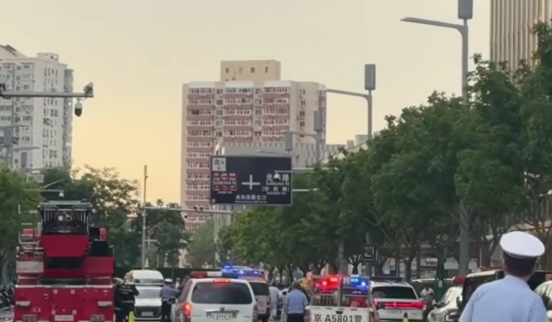 O aeronavă mică a lovit vârful celui mai înalt zgârie-nori din Beijing, învăluită în tăcere oficială
