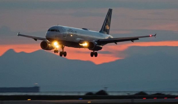 Şobolan surprins în plafonul iluminat al unui avion JetBlue, pasagerii uluiţi în timpul zborului